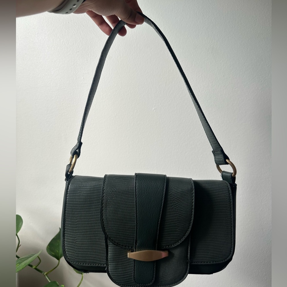Sophisticated Green Textured Shoulder Bag with Flap Closure